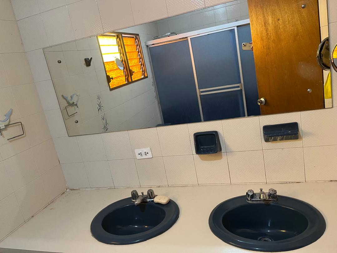 Amplia Casa en Plena Av. Bolívar de Lechería, Disponible para Alquiler Mensual y Alquiler Vacacional.