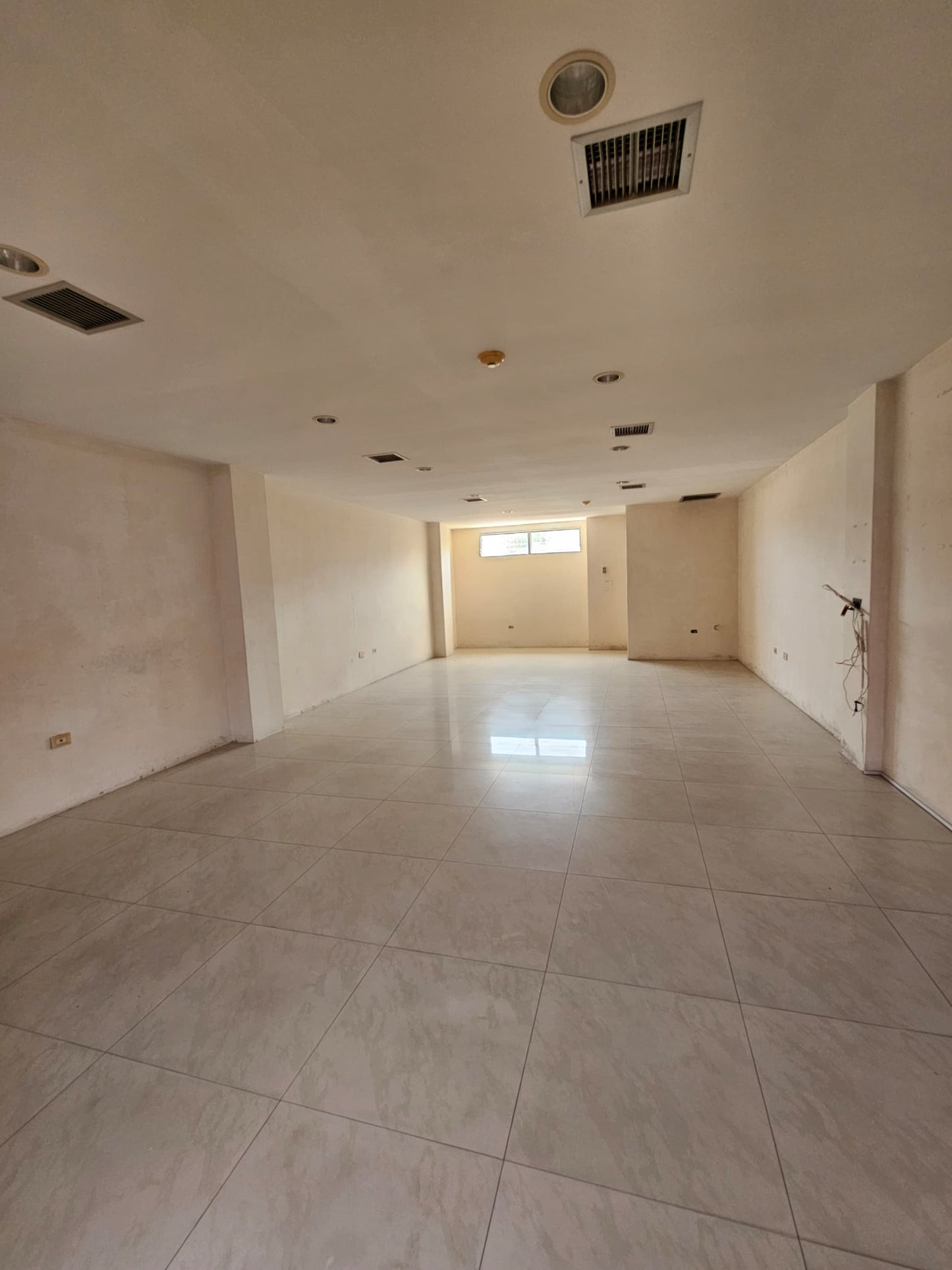 Dos Locales en Venta Ubicados en el Centro Comercial Novocentro II, Puerto la Cruz