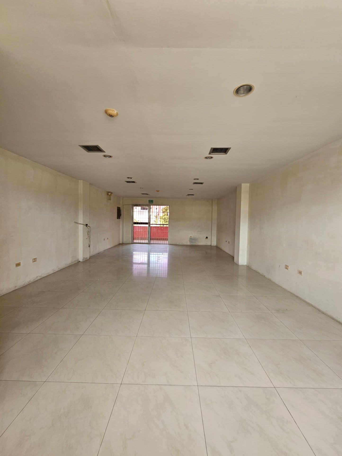 Dos Locales en Venta Ubicados en el Centro Comercial Novocentro II, Puerto la Cruz