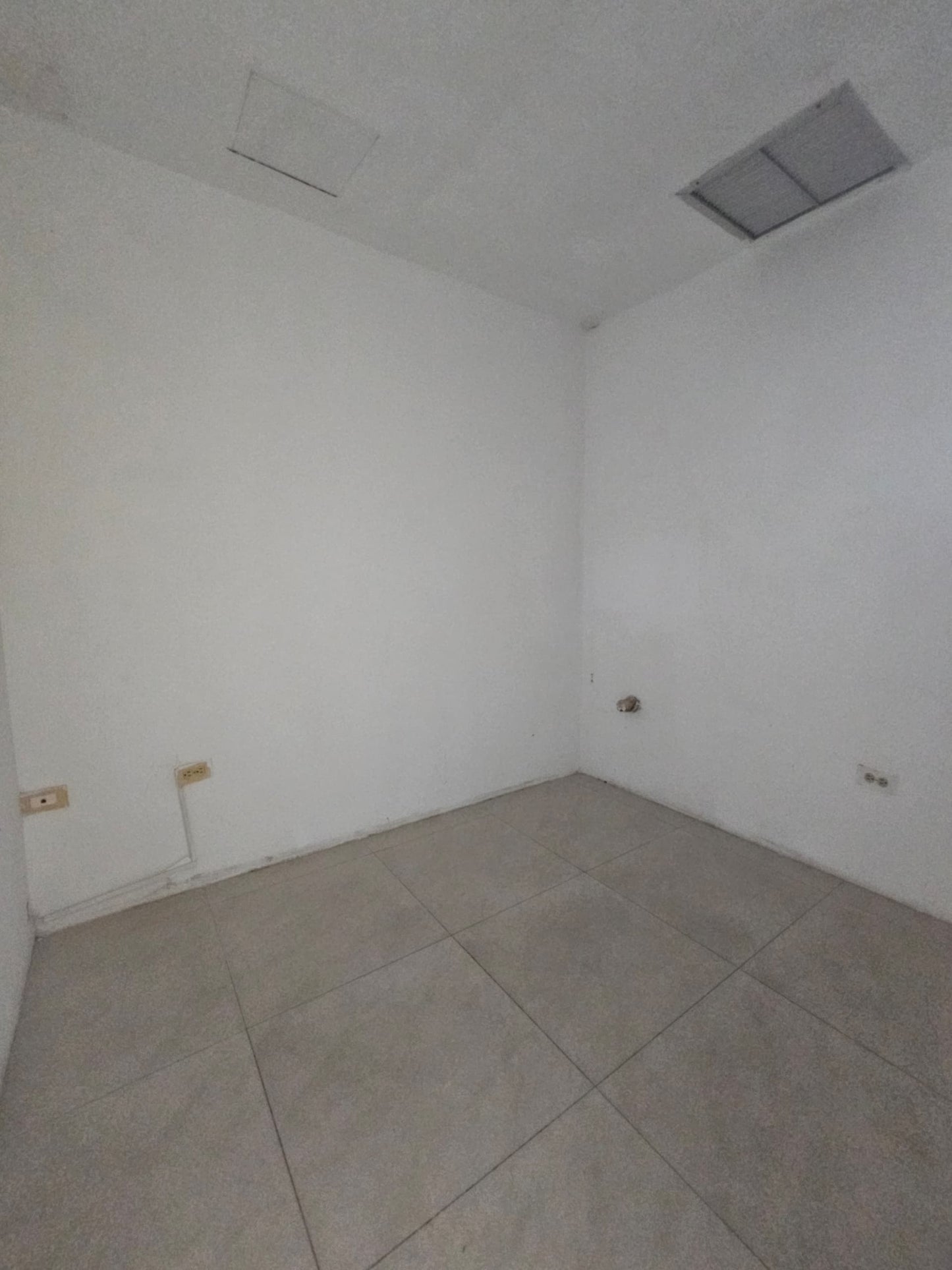 Dos Locales en Venta Ubicados en el Centro Comercial Novocentro II, Puerto la Cruz