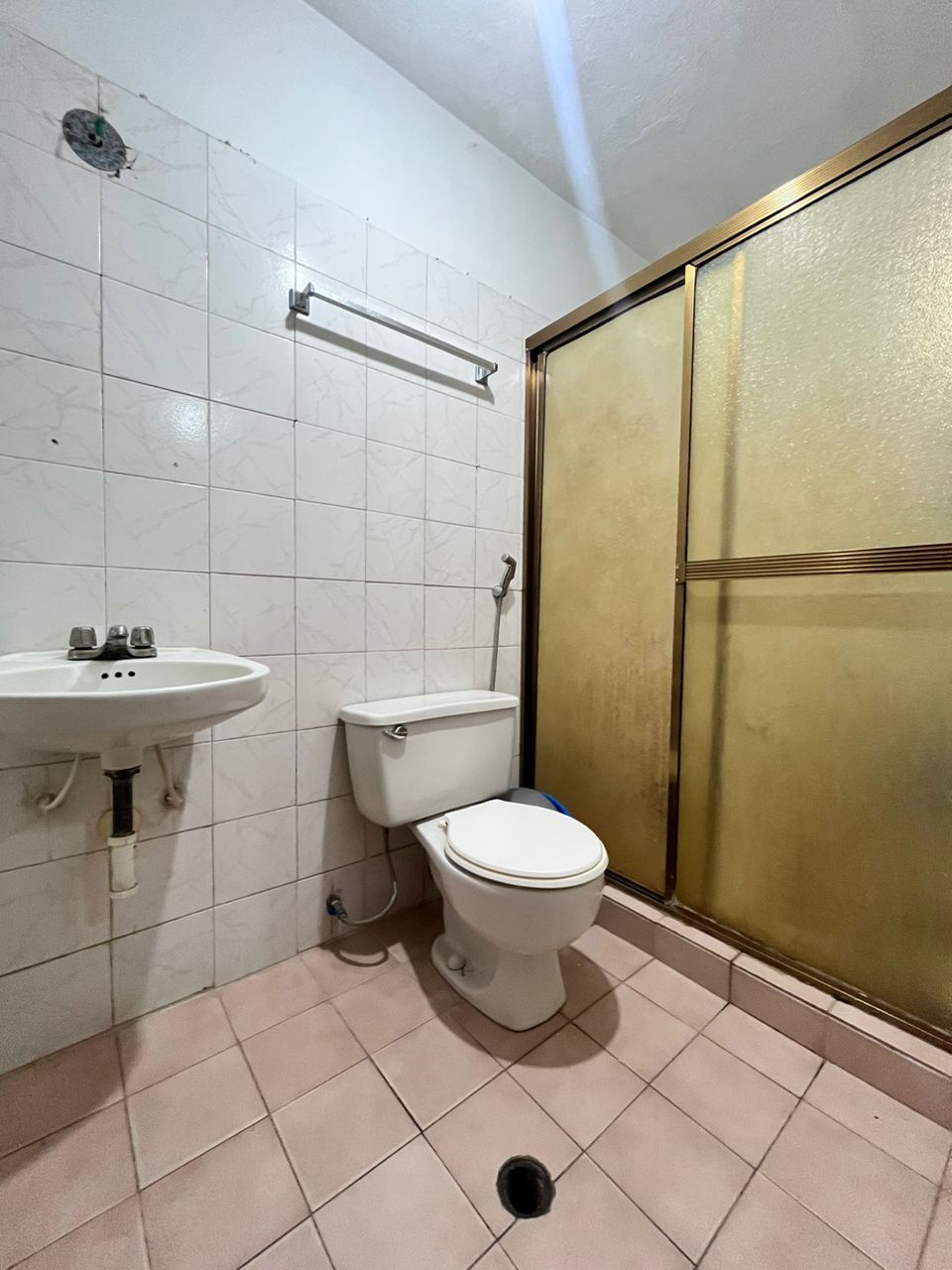Amplia Casa en Plena Av. Bolívar de Lechería, Disponible para Alquiler Mensual y Alquiler Vacacional.