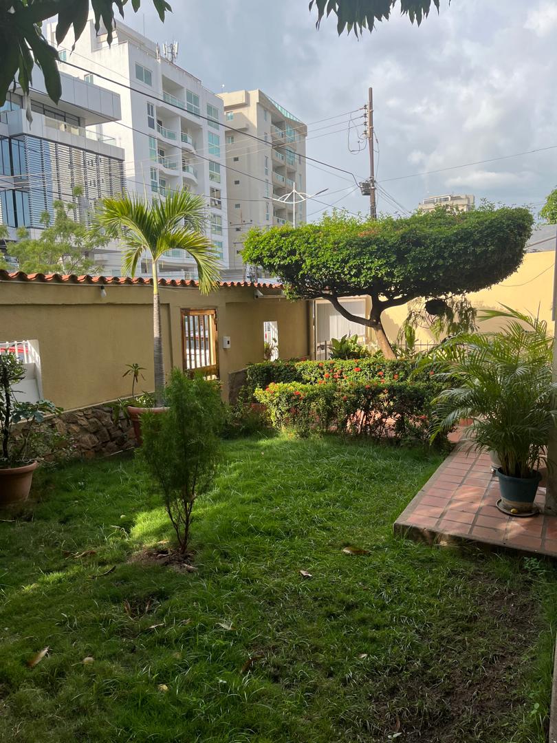 Amplia Casa en Plena Av. Bolívar de Lechería, Disponible para Alquiler Mensual y Alquiler Vacacional.
