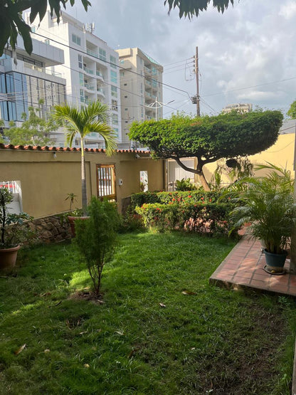 Amplia Casa en Plena Av. Bolívar de Lechería, Disponible para Alquiler Mensual y Alquiler Vacacional.