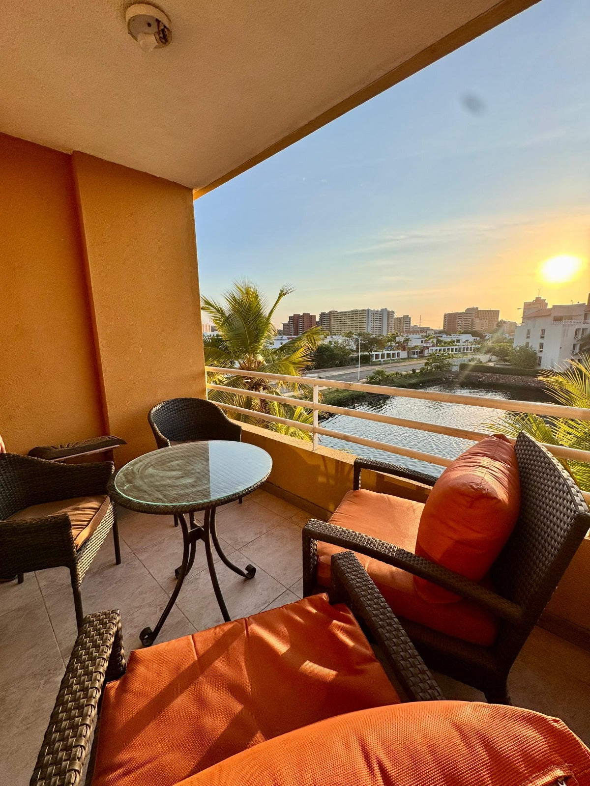 En Venta Excelente Apartamento Para Remodelar a Su Gusto, en el C.R. Las Marinas, Lechería