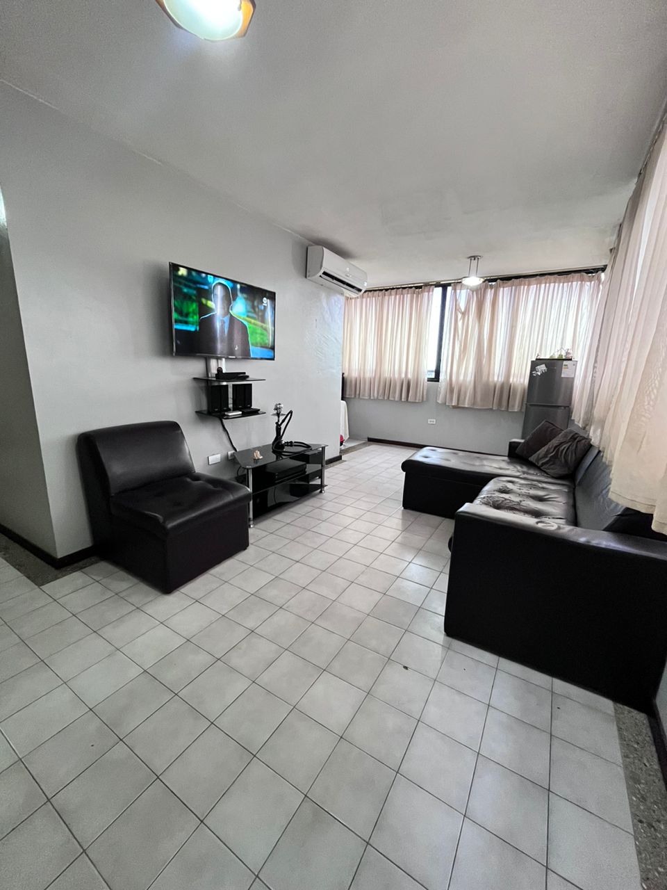 Amplia Casa en Plena Av. Bolívar de Lechería, Disponible para Alquiler Mensual y Alquiler Vacacional.