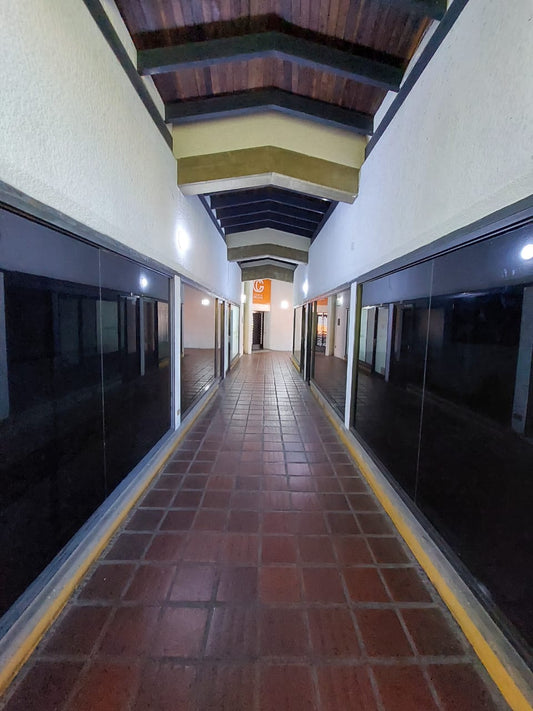 Local Comercial Disponible para Alquiler, en el Centro Comercial Peñón del Faro, en Plena Av. Principal de Lechería