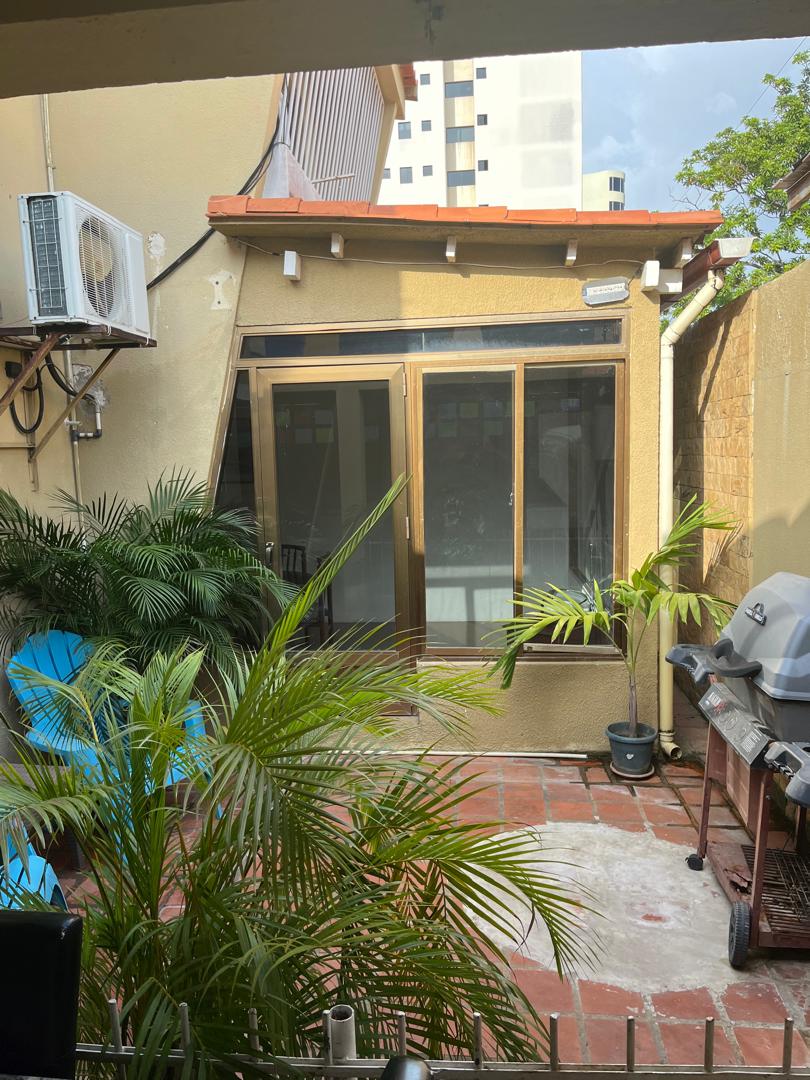 Amplia Casa en Plena Av. Bolívar de Lechería, Disponible para Alquiler Mensual y Alquiler Vacacional.