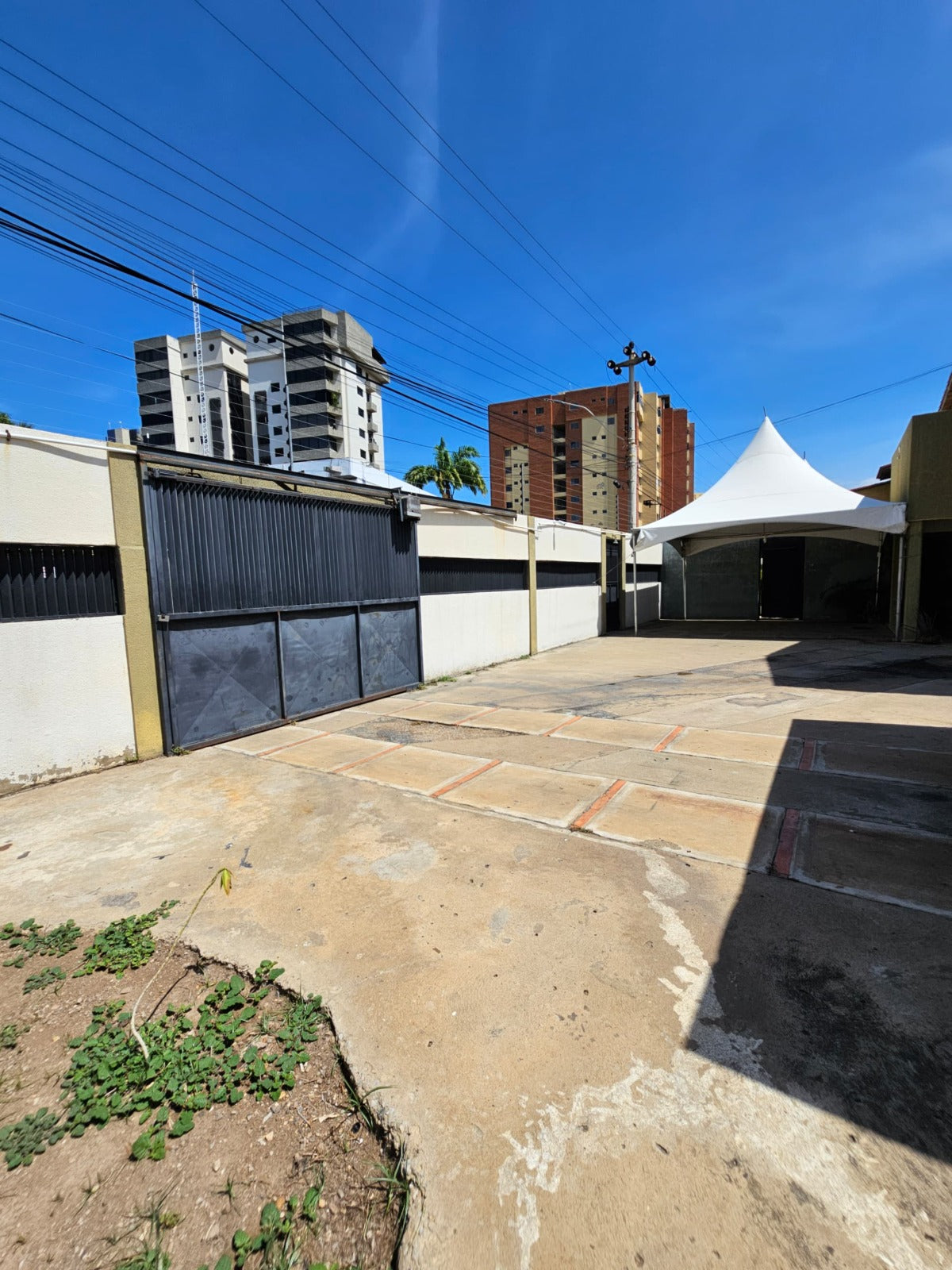 Casa Comercial en Alquiler Ubicada en la Avenida Principal de Lechería