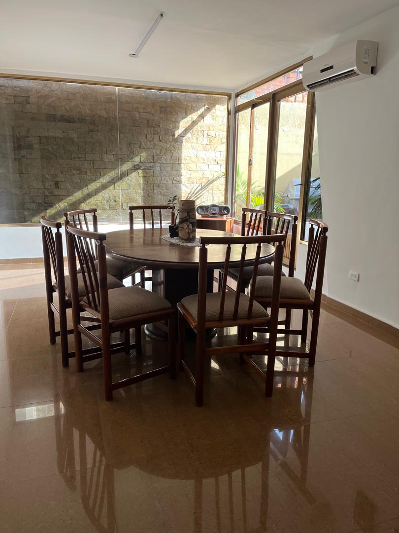Amplia Casa en Plena Av. Bolívar de Lechería, Disponible para Alquiler Mensual y Alquiler Vacacional.