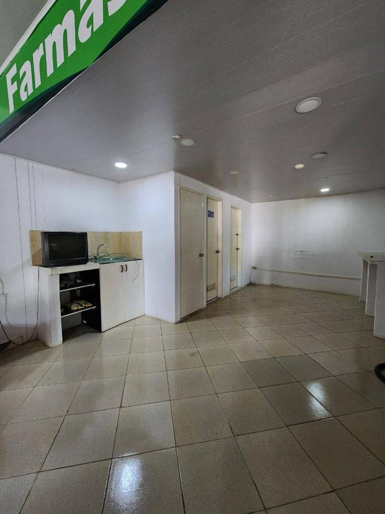 Amplio Local Comercial y Terreno Disponible para Venta y Alquiler, Diagonal al Paseo Colón, Puerto la Cruz