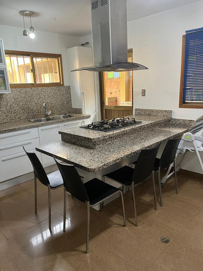Amplia Casa en Plena Av. Bolívar de Lechería, Disponible para Alquiler Mensual y Alquiler Vacacional.