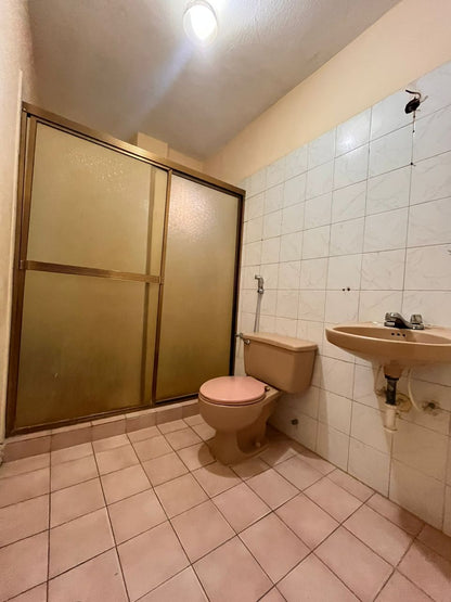 Amplia Casa en Plena Av. Bolívar de Lechería, Disponible para Alquiler Mensual y Alquiler Vacacional.