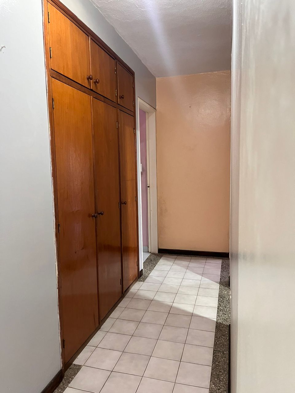 Amplia Casa en Plena Av. Bolívar de Lechería, Disponible para Alquiler Mensual y Alquiler Vacacional.