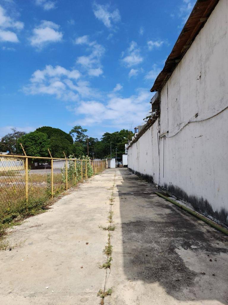 Amplio Local Comercial y Terreno Disponible para Venta y Alquiler, Diagonal al Paseo Colón, Puerto la Cruz