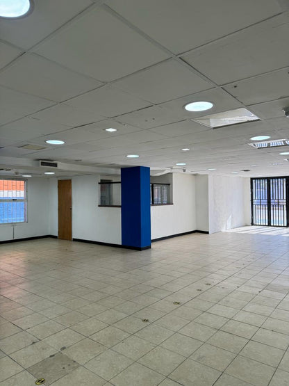 Alquiler de Edificio Comercial, con Excelente Ubicación en la Av. Principal de Lechería