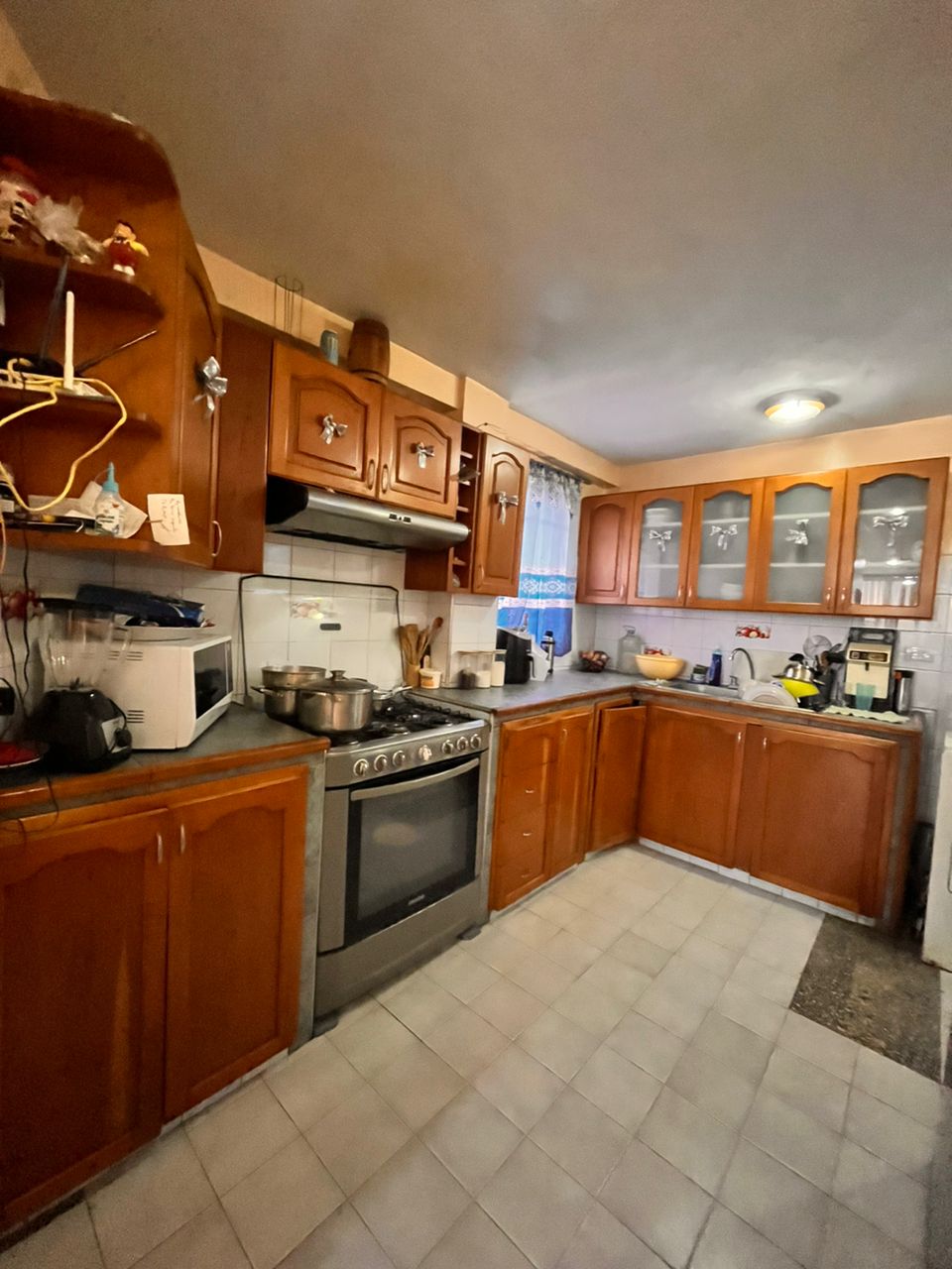 Amplia Casa en Plena Av. Bolívar de Lechería, Disponible para Alquiler Mensual y Alquiler Vacacional.