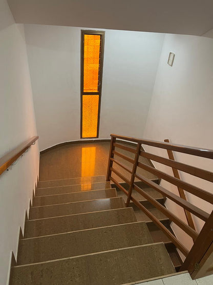 Amplia Casa en Plena Av. Bolívar de Lechería, Disponible para Alquiler Mensual y Alquiler Vacacional.