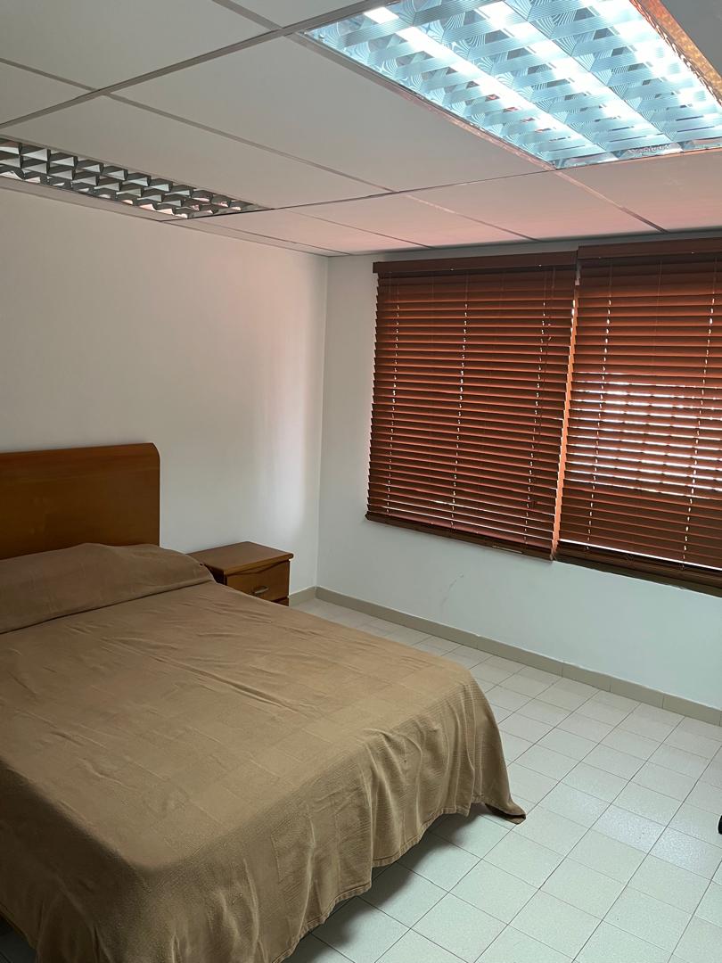 Amplia Casa en Plena Av. Bolívar de Lechería, Disponible para Alquiler Mensual y Alquiler Vacacional.
