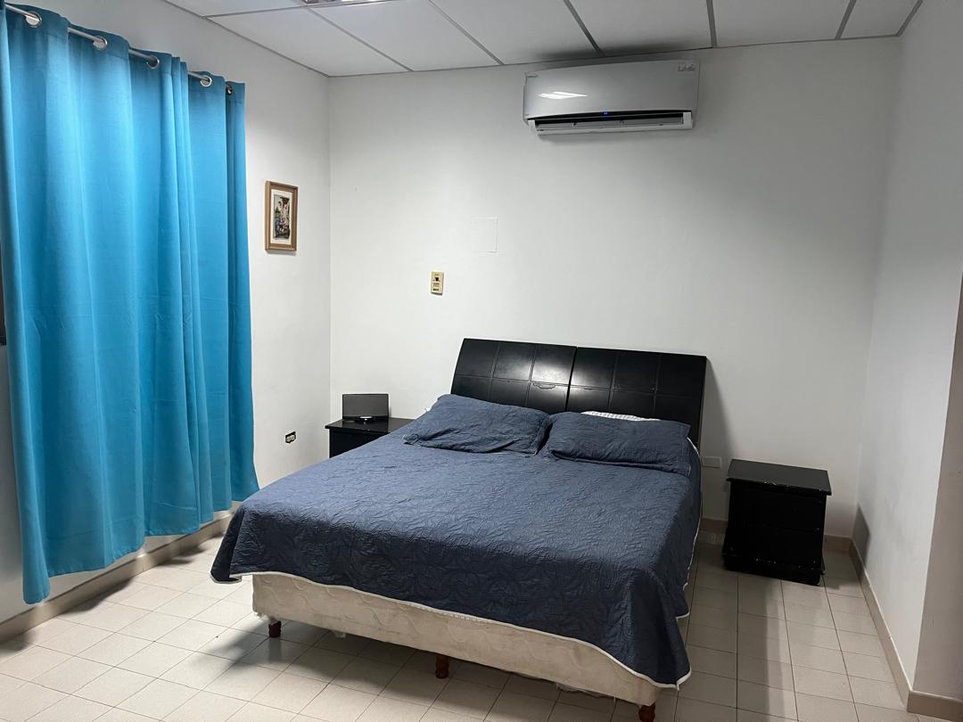 Amplia Casa en Plena Av. Bolívar de Lechería, Disponible para Alquiler Mensual y Alquiler Vacacional.