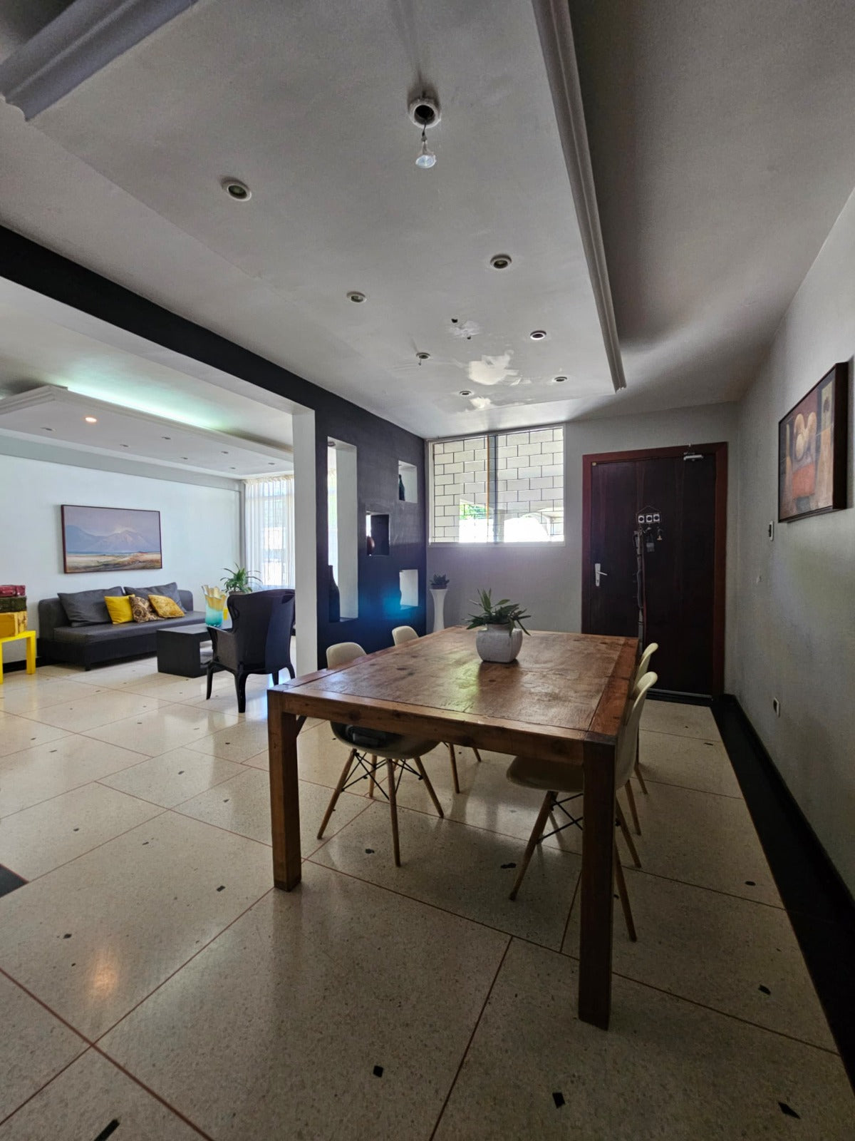 Casa Comercial en Alquiler Ubicada en la Avenida Principal de Lechería