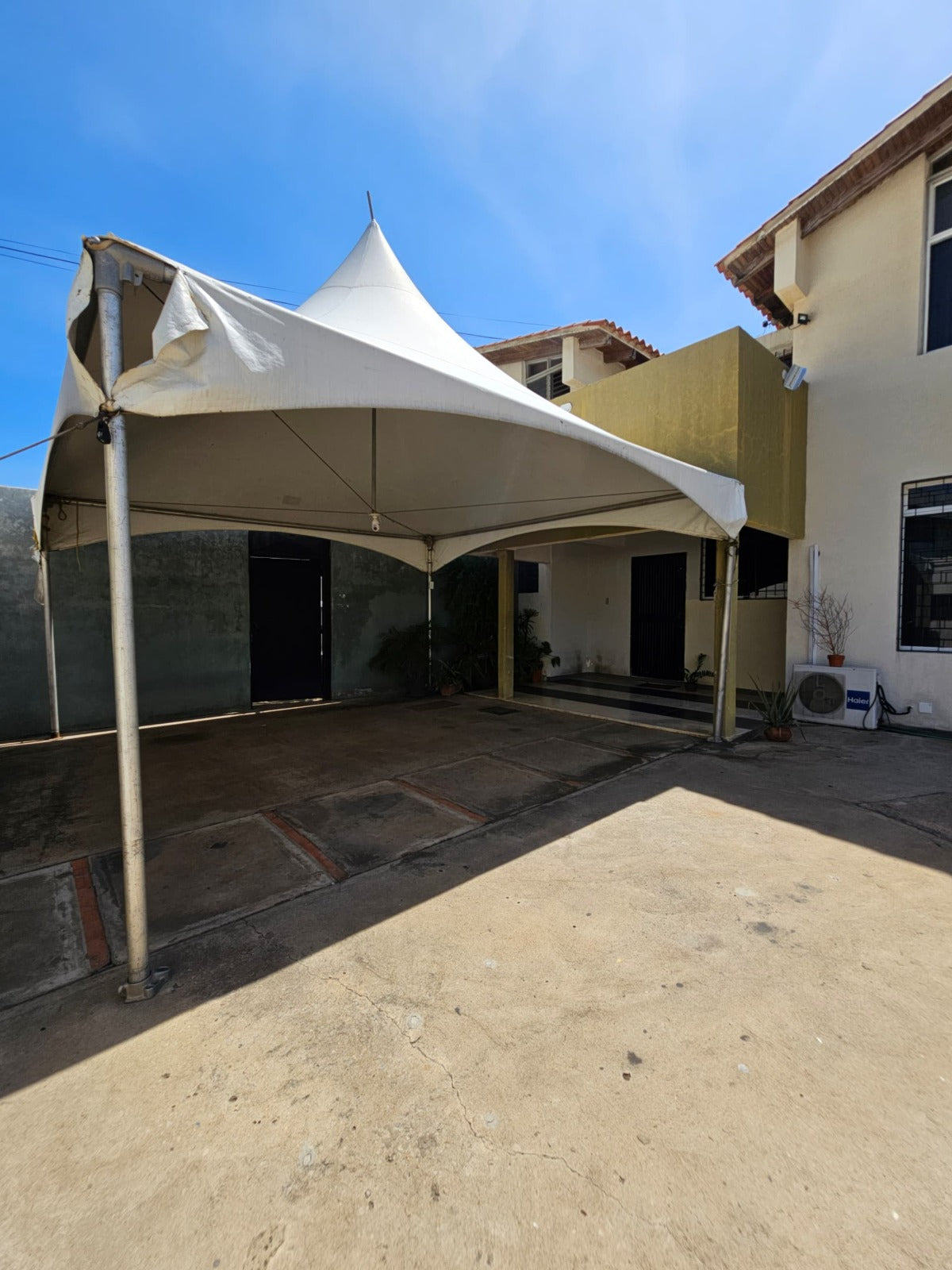 Casa Comercial en Alquiler Ubicada en la Avenida Principal de Lechería