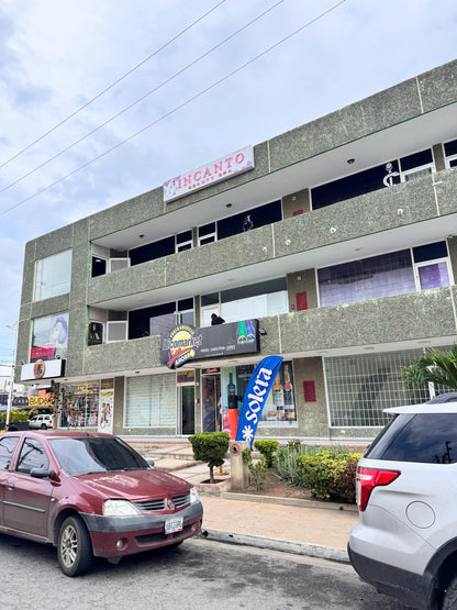 Excelente Local en Alquiler, Ubicado en el Centro Comercial Los Delfines, Lechería