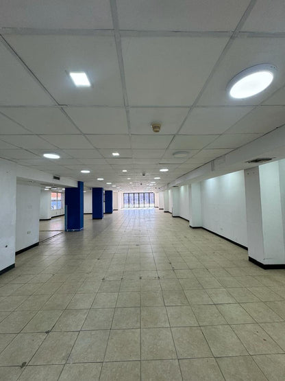 Alquiler de Edificio Comercial, con Excelente Ubicación en la Av. Principal de Lechería