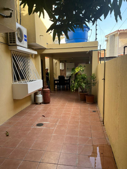 Amplia Casa en Plena Av. Bolívar de Lechería, Disponible para Alquiler Mensual y Alquiler Vacacional.