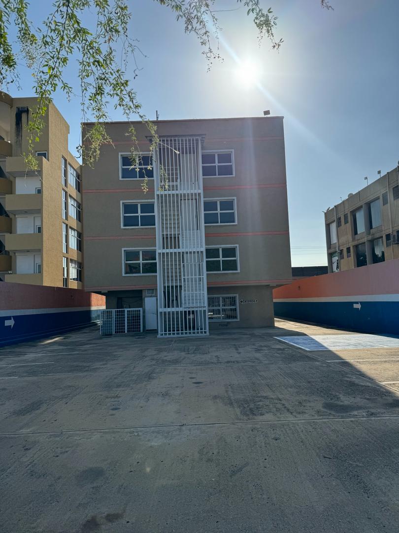 Alquiler de Edificio Comercial, con Excelente Ubicación en la Av. Principal de Lechería