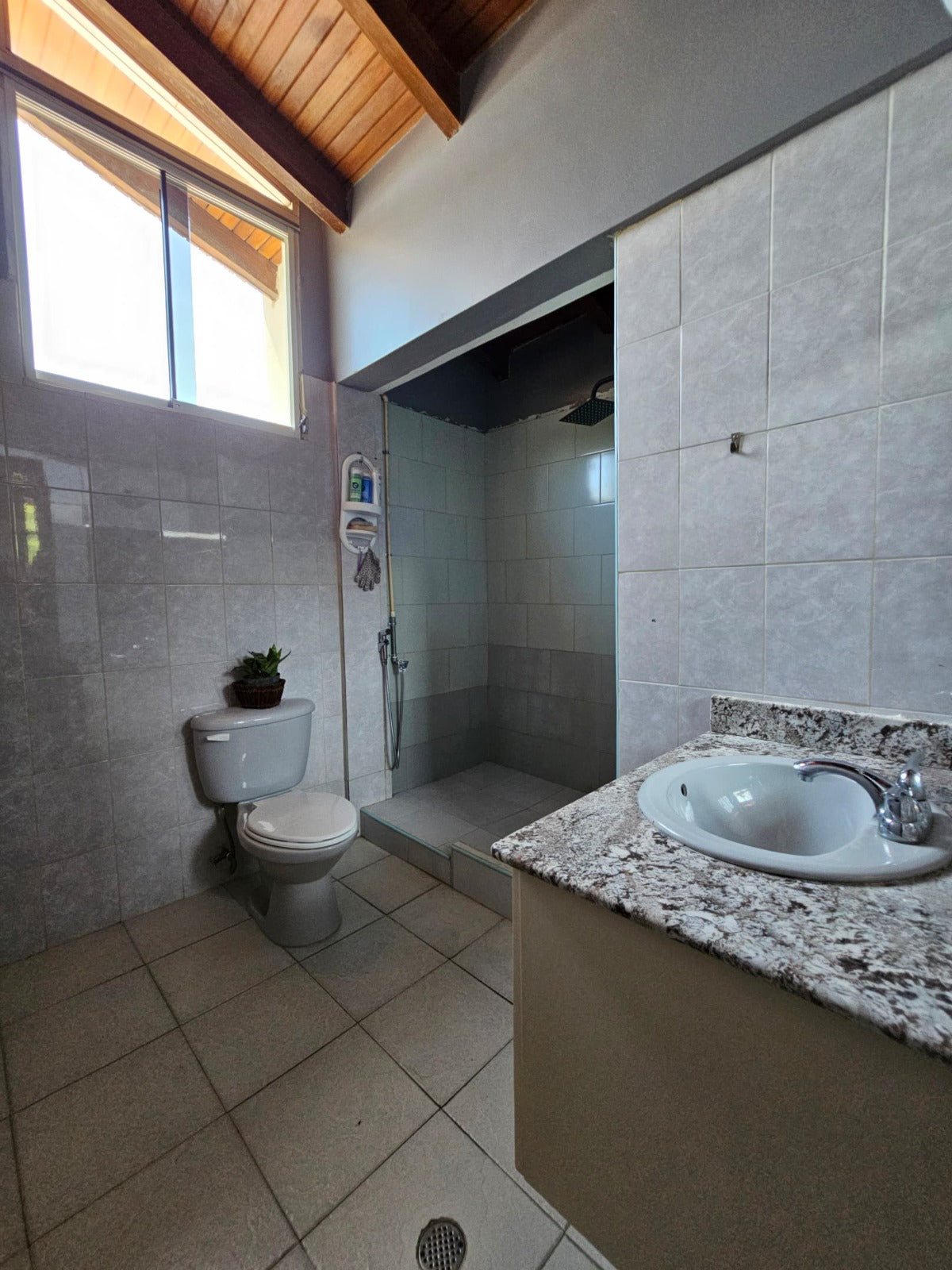 Casa Comercial en Alquiler Ubicada en la Avenida Principal de Lechería