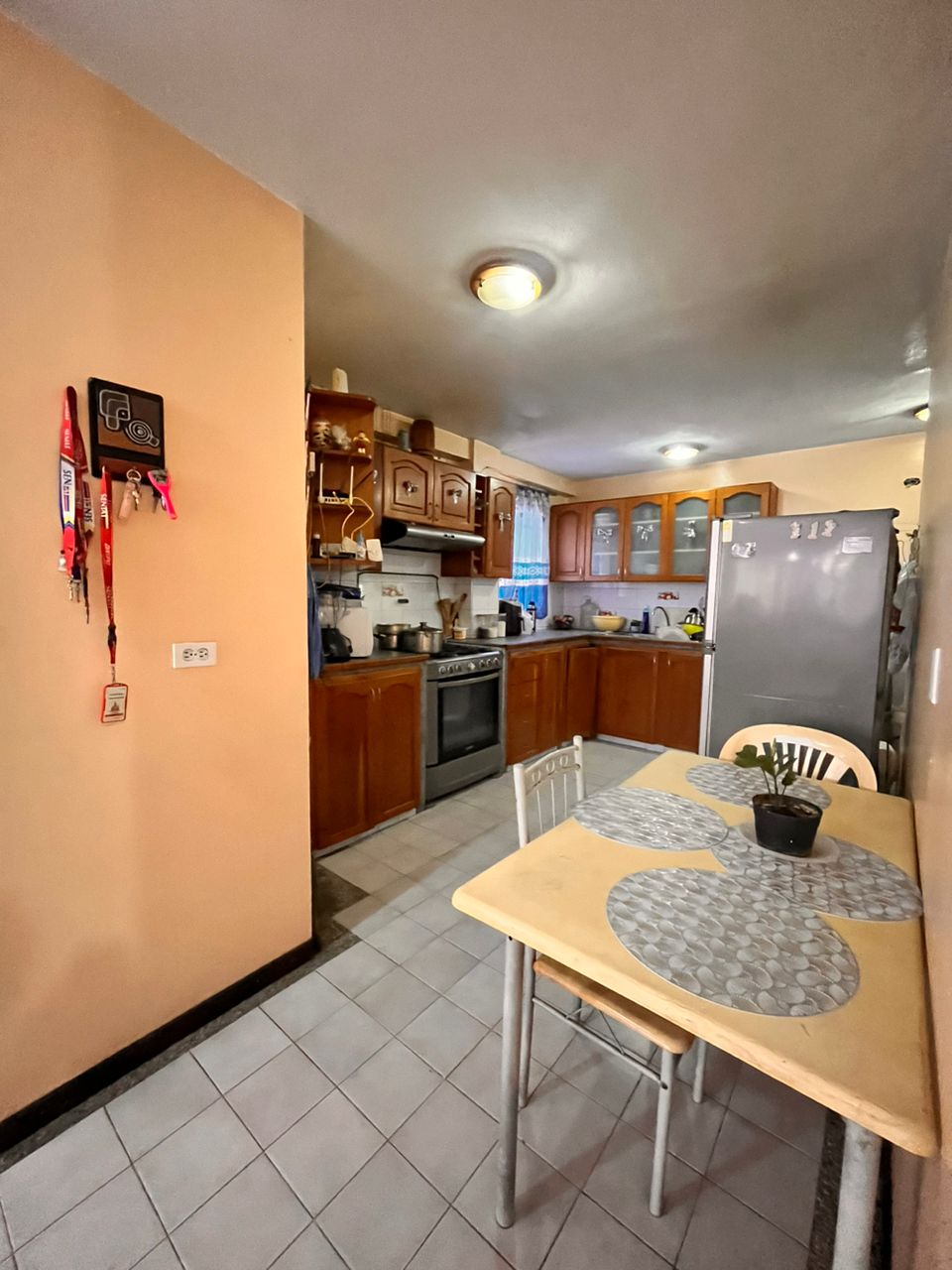 Amplia Casa en Plena Av. Bolívar de Lechería, Disponible para Alquiler Mensual y Alquiler Vacacional.