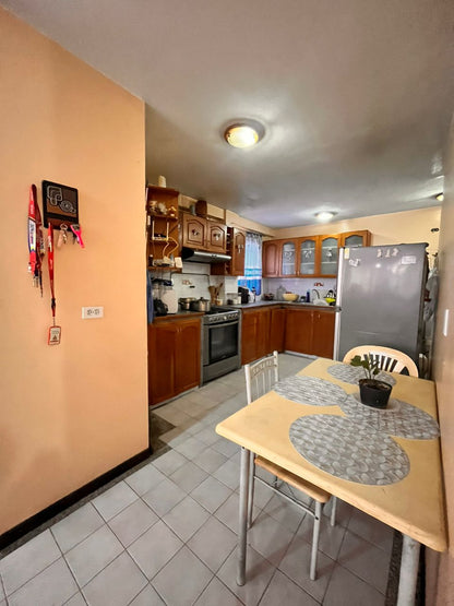 Amplia Casa en Plena Av. Bolívar de Lechería, Disponible para Alquiler Mensual y Alquiler Vacacional.