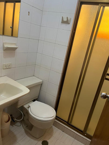 Amplia Casa en Plena Av. Bolívar de Lechería, Disponible para Alquiler Mensual y Alquiler Vacacional.