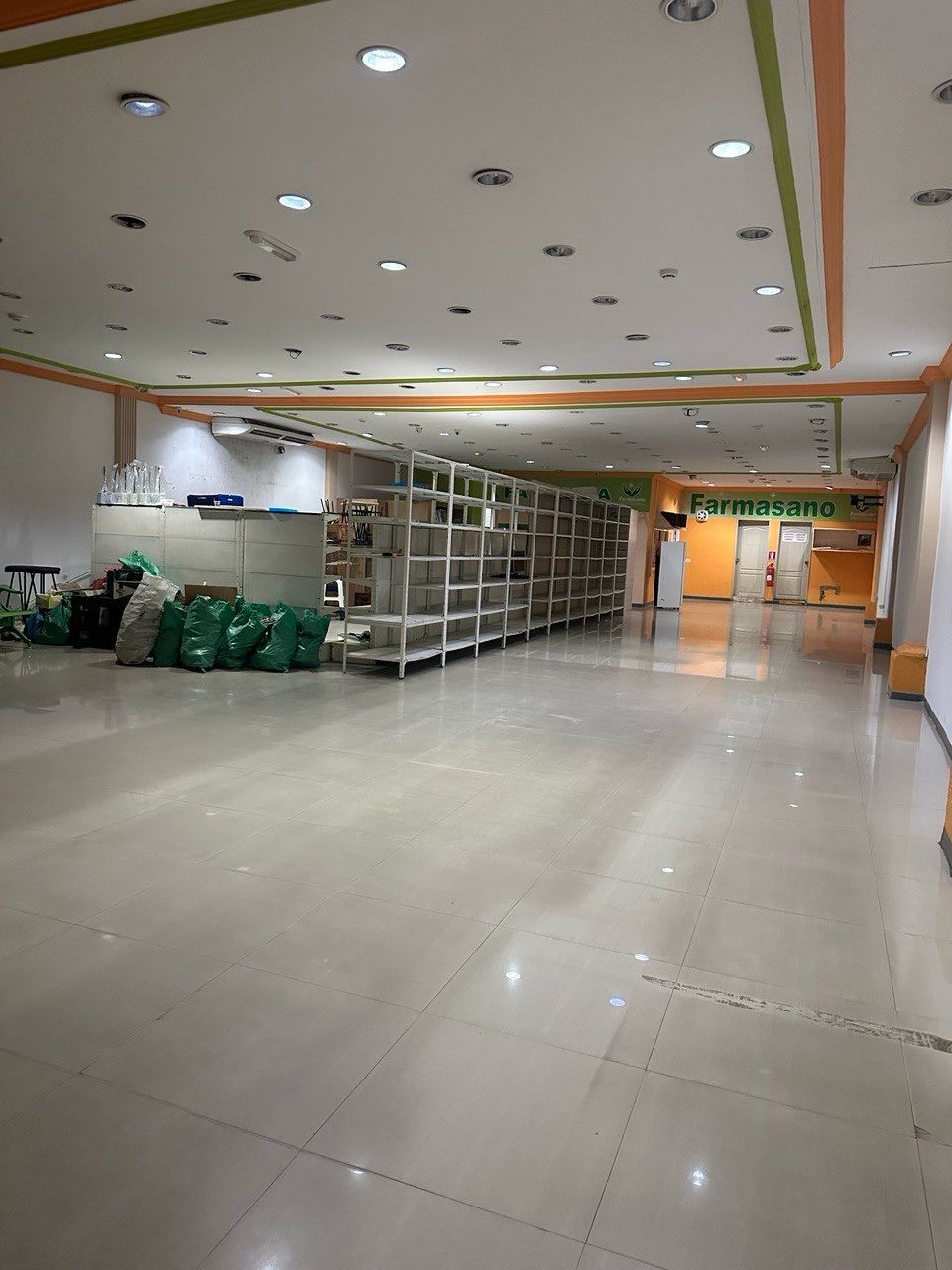 Local Comercial más Fondo de Comercio en Venta, también disponible para alquiler el Local Comercial, en la Calle Sucre Puerto la Cruz