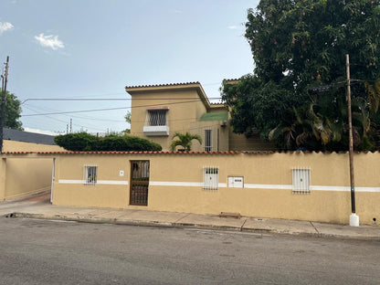 Amplia Casa en Plena Av. Bolívar de Lechería, Disponible para Alquiler Mensual y Alquiler Vacacional.