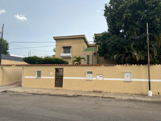 Amplia Casa en Plena Av. Bolívar de Lechería, Disponible para Alquiler Mensual y Alquiler Vacacional.