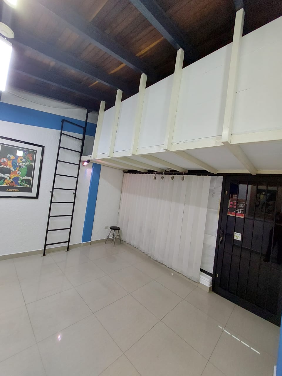 Local Comercial Disponible para Alquiler, en el Centro Comercial Peñón del Faro, en Plena Av. Principal de Lechería