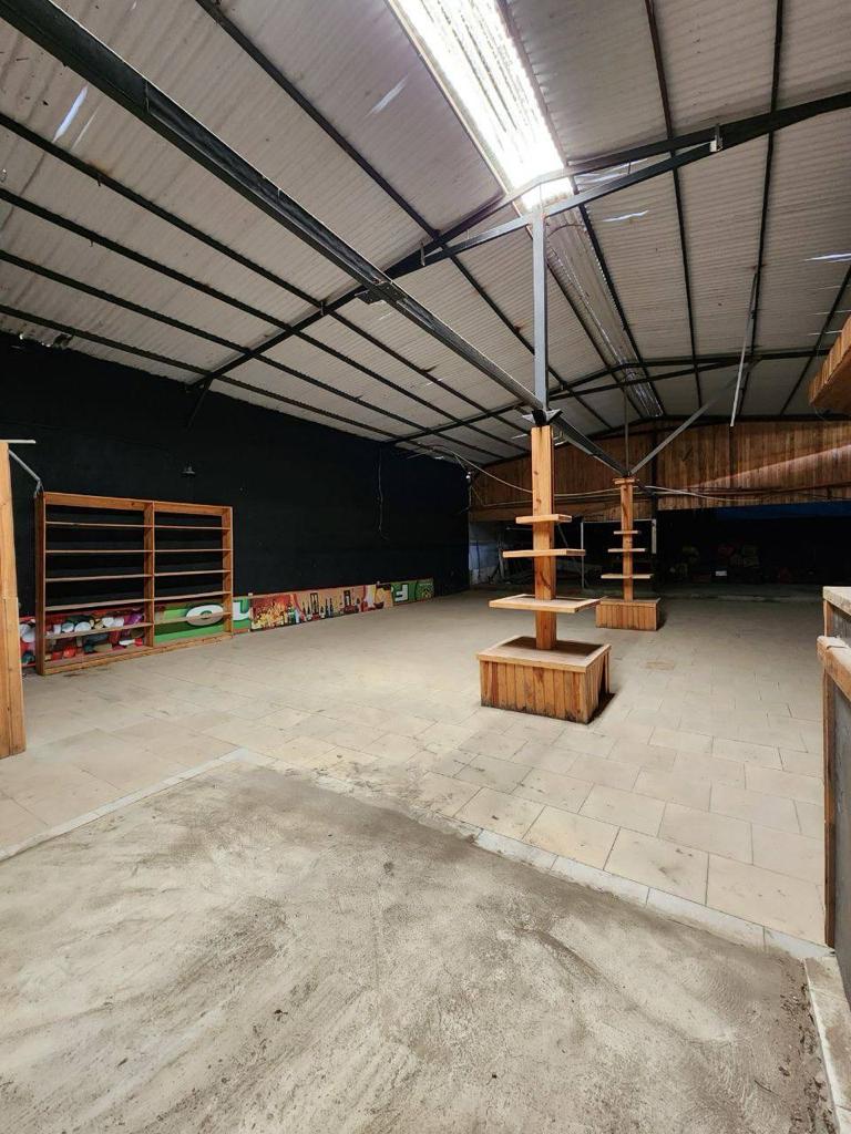 Amplio Local Comercial y Terreno Disponible para Venta y Alquiler, Diagonal al Paseo Colón, Puerto la Cruz