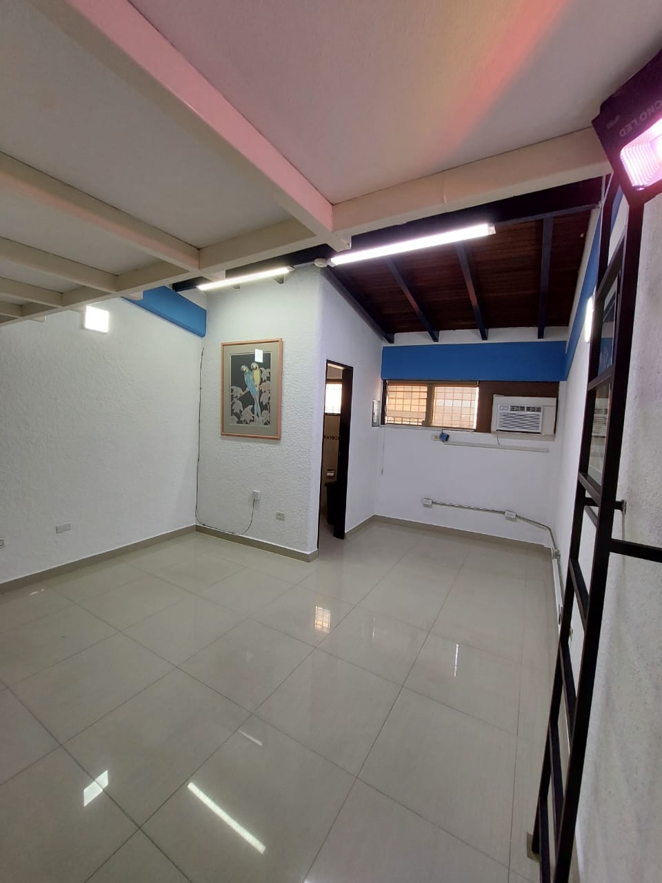 Local Comercial Disponible para Alquiler, en el Centro Comercial Peñón del Faro, en Plena Av. Principal de Lechería