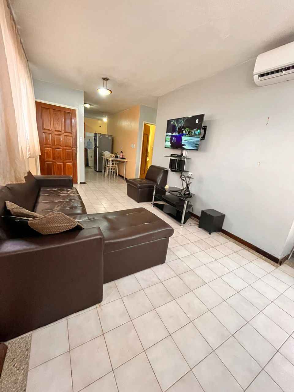 Amplia Casa en Plena Av. Bolívar de Lechería, Disponible para Alquiler Mensual y Alquiler Vacacional.